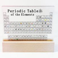 3D periodinės elementų lentelės modelis: Chemijos mokytojo kūrybinga stalinė dekoracija ir edukacinė dovana jaunesnių klasių moksleiviams.