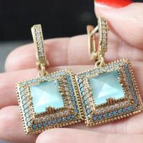Klasikiniai moteriški auskarai, auksinės spalvos, su kvadratiniais žaliais ir baltais akmenimis, kabantys, vestuvėms, sužadėtuvėms, vakarėliams, nuotakos papuošalai