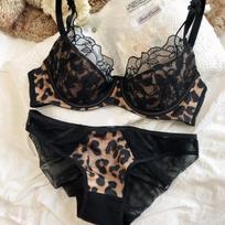 Seksualus leopardų rašto moteriškas apatinio trikotažo komplektas Prancūziški nėriniai Gėlių siuvinėjimas Tinklelio liemenėlė Komfortas Stumiamoji liemenėlė Žavesys Moteriškas apatinis trikotažas 75B juoda