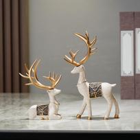 2 vienetų elnių figūrėlės, sėdinčios, stovinčios elnio statulos Retro dirbtinių gyvūnų amatų statula smėlis