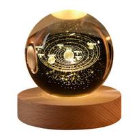 Naktinis dirbtinis krištolinis rutulinis šviestuvas su mediniu pagrindu 3D graviruotas Saulės sistemos planetos skaidraus gaublio sfera D