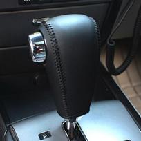 Juodi, natūralios odos rankomis susiūti automobilio pavarų perjungimo rankenėlės dangteliai, skirti Kia Sorento 2004-2008 automatinės pavarų perjungimo rankenėlės dėklas juoda