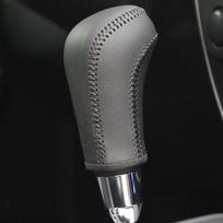Juodi, natūralios odos rankomis susiūti automobilio pavarų perjungimo rankenėlės dangteliai, skirti Suzuki Jimny Swift Grand Vitara Automatic juoda