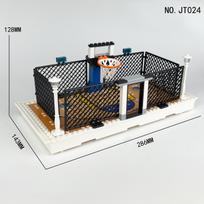 JT023 Mokyklos krepšinio aikštelė Vaikai surenka statybinių kaladėlių žaislus
