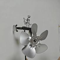 Rankų darbo geležies meno būgnininkas vėjo malūnas metalo skulptūra
