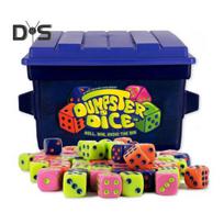 Dumpster Dice stalo žaidimas 4 žaidėjams interaktyvus greito tempo šeimos kauliukų žaidimas kelionėms vakarėliams žaidimų vakarui kauliukų žaidimas su šiukšlių konteineriu 80 kauliukų grafiti lipdukai 24 Dice gray