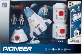 Kosminė bazė su raketa ir astronautais