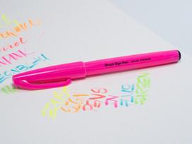 Pentel Brush Sign Pen fluo rožinis teptukinis rašiklis