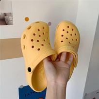 Naujo stiliaus batai, Crocs, yra mieli ir tinkami naudoti tiek patalpose, tiek lauke. Tai yra paplūdimio šlepetės ir moteriški batai 34-35 juoda