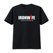 Geležinė žmona T-shirt Triatlono palaikymas triatlonininkui Plaukimas Dviratis Bėgimas Viršus Juokingas Tri Humoras Aš Išgyvenau Jo Treniruočių Planą vintage S