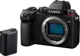 "Panasonic" LUMIX S DC-S5 pilno formato fotoaparatas (4K, L tvirtinimo bajonetas, 24,2 megapikselio jutiklis, V-Log, atsparus dulkėms ir purslams) su papildomu akumuliatoriumi DMW-BLK22, juodas