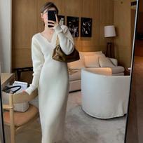Elegantiška ilga balta mezgimo suknelė moteriška žieminė V formos iškirptė ilgomis rankovėmis Bodycon suknelė Korėjietiška moteriška senovinė suknelė aukštu juosmeniu S balta
