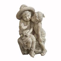 Berniuko ir mergaitės bučiavimo prisiminimai Namų statulos dekoravimo ornamentai