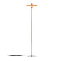 Oranžinės spalvos pastatomas šviestuvas (aukštis 130 cm) su metaliniu gaubtu Nuvira – Kave Home