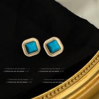 Mid-Century Turquoise Earrings: Women's Light Luxury Vintage Studs with Silver Needle - High-End Fashion Accessory. modelis a spalva