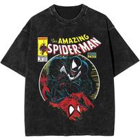 Per dydžio trumpomis rankovėmis marškinėliai su senoviniu Marvel The Amazing Spider-Man komiksų viršelio meno kūriniu, vaizduojančiu dinamišką kovos sceną tarp Venom L black