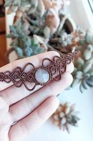 Macrame kaklo papuošalas su rožiniu kvarcu