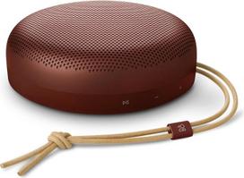 "Bang & Olufsen Beosound A1" (3 kartos) - kompaktiškas, nešiojamas "Bluetooth" garsiakalbis, atsparus vandeniui pagal IP67, sertifikuotas pagal C2C, iki 24 valandų veikianti baterija, 3 mikrofonai aiškiems pokalbiams - kaimiškai raudonas