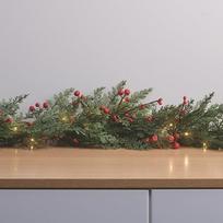 Lights4fun Šviečianti girlianda su dirbtinėmis žaliomis ir raudonomis eglės uogomis | Tradicinė ir klasikinė | su šiltai baltais šviesos diodais | su baterijomis ir laikmačiu | Kalėdų žiema | Ilgis 150 cm