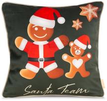 Kalėdinis dekoratyvinės pagalvėlės užvalkalas Gingerbreads PSWA-156, raudona sp./smėlio sp./žalia sp., 45 cm x 45 cm