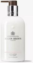 Kūno losjonas Molton Brown Delicious Rhubarb & Rose, 300 ml