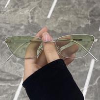 Ultra-Lightweight Small-Frame Sunglasses for Women Outdoor UV-Protective Shades Retro Fashion Street Style Eyewear for Men sidabro žalia spalva