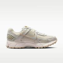 Nike Wmns Zoom Vomero 5 Light Bone/ Light Bone-Phantom - Dydis 44.5 (IB8929-003 Laisvalaikio batai)