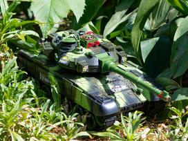 Radijo bangomis valdomas tankas RC War Tank 9993 2.4 GHz su miško kamufliažu