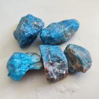 Natūralus akmuo Mėlynasis apatitas Žali mineralai Kristaliniai akmenys Kristalai Gydymas Reiki Namų dekoravimas Dvasiniai produktai Meditacija 90-100g mėlyna