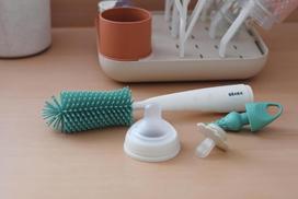 BEABA SILIKONINIS BUTELIUKŲ IR ŽINDUKŲ ŠEPETYS, SAGE GREEN