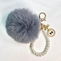Dirbtinio kailio pom-pom raktų pakabukas,  pilka