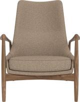 Audo Copenhagen Fotel The Seal Lounge 92 cm, riešutas, apmuštas smėlio spalvos