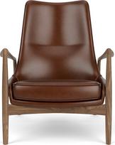 Audo Copenhagen Fotel The Seal Lounge 92 cm, orzech, tapicerowany brązową skórą