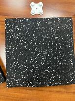 Fitneso ir sporto salės guminės plytelės juodos/baltos 1000 x 1000 x 20 mm