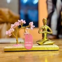 Rožinio kvarco brangakmenių medis Namaste pozoje – jogos ir meditacijos dekoras (100 akmenų)