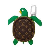 Louis Vuitton Vėžlio maišelis 24S Monogramos logotipas Užsegimas užtrauktuku Vėžlio formos Odinis krepšys Pakabukas Monetų piniginė Ausinių dėklas Unisex maišelis Žalias rudas M01471 Green & Brown