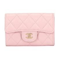 CHANEL 24K Classic Style Vertical Gold Label Double C Logo Quilted Pattern Shiny Grain Calfskin with Gold Metal Card Holder for Women Pink One Size-Gift Set(Basic Set+Box+Shopping Bag) vyšnių žiedų rožinė spalva