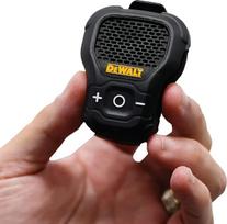 DEWALT nešiojamasis "Bluetooth" garsiakalbis "Onyx Edition" - prisegamas magnetinis mini garsiakalbis, IP56 apsauga nuo vandens ir dulkių, mikrofonas laisvų rankų muzikai ir skambučiams, itin lengvas, naudojamas su pirštine