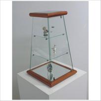 "Klein" piramidės formos vitrinos VM203T Cherry Wood