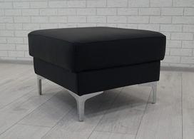 Juoda natūralios odos taburetė Karvės odos sėdynės kubas 60 x 55 x H 45 cm Kojų taburetė Minkšta taburetė Tikra oda Puff Edge modelis su trapecijos formos nerūdijančio plieno chromuotomis kojelėmis