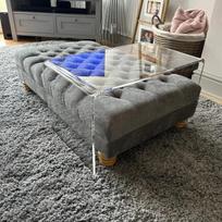 Rankų darbo itin didelis "Chesterfield" paminkštintas kojūgalio kavos staliukas "Handmade Bedroom Furniture" (kojūgalio stilius, 7, sidabrinis)