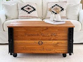 Uncle Joe´s Roosevelt kavos staliukas XL skrynia Stalo skrynia Vintage Shabby Chic stiliaus Medžio masyvo rudos spalvos su laikymo erdve ir dangčiu Medinė dėžutė Šalutinis stalas Kaimo namų svetainės stalas Medinis stalas