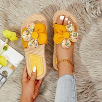 Women'S Floral Decor Flat Flip Flops - Casual Open-Toe Comfort Slides, White with Yellow Centers, EVA Sole, Summer Beach Wear, Casual Footwear 35 geltona