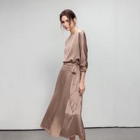 Elegantiška satininė wrap suknelė iki pusės blauzdų L šviesiai ruda spalva