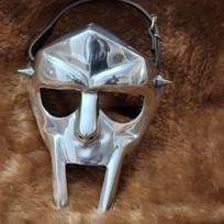MF Doom kaukė beprotiška piktadariška aliuminio veido šarva viduramžių rankomis kaltinė Doom kaukė Tribute to MF Doom