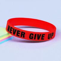 Madinga motyvacinė silikoninė apyrankė „Never Give Up“ spalvotu užrašu, inspiruojanti apyrankė, elastinė sportinė guminė apyrankė, dovanos 5pcs raudona