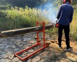 Kompaktiškas sulankstomas medinis stalas-stovas pjūklui