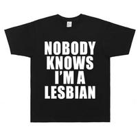 Niekas nežino, kad esu lesbietė Drąsus pareiškimas Sloganas LGBTQ Pasididžiavimas Marškinėliai Unisex Juodi Laisvalaikio Per dideli Marškinėliai 4XL