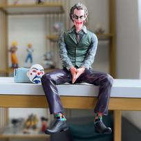 2025 New 16cm Joker Heath Ledger Action Figure Sitting Green Suit Handheld Joker Mask Doll Desktop Decoration Model Toys Gifts No box
