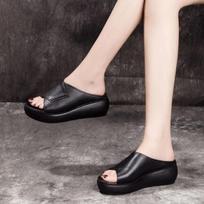 Hot Selling True Soft Leather Thick Sole Soft Sole Mom Slippers Women's Summer Outerwear 2025 New Fashion Slope Heel Sandals 35 juoda